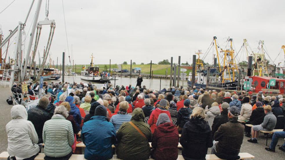 Ein Blick auf die Besucher, die ihrerseits den Blick auf die Hafenkuisse in Ditzum hatten. © Foto: Kuper
