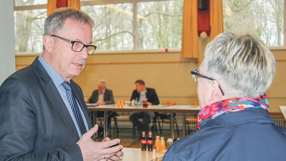 Helmut Geuken warb für die Verrtagung des Themas »Spaßbad«, Hildegard Hinderks will den Elternwillen hinterfragen. © Archivoto: Hoegen