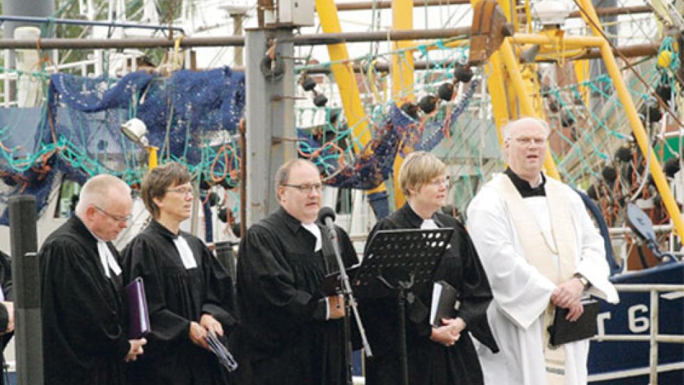 Neben Dr. Martin Heimbucher wirkten - im Bild von links - die Pastoren Rolf Kemner (Bunde), Gretchen Ihmels-Albe (Kirchborgum), Martin Schneider (Ditzum), Anne Ulferts (Möhlenwarf) und Dr. Andreas Robben (Pfarreiengemeinschat Oldersum-Leer-Weener) mit. Fotos: Kuper © Kuper