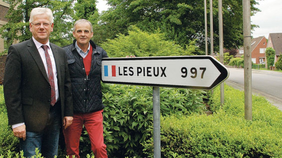 Für vier Tage zusammen, ansonsten 997 Kilometer voneinander getrennt: Weeners Bürgermeister Ludwig Sonnenberg (links) und »maire« Jaques Lepetit aus Les Pieux.  © Foto: Kuper