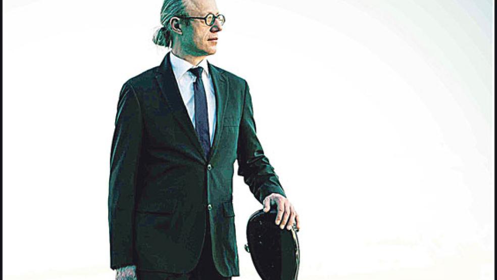 Der Gitarrist Wolfgang Mayer ist ein gern gesehener Stammgast in der reformierten Kirche in Ditzum. © Foto: privat