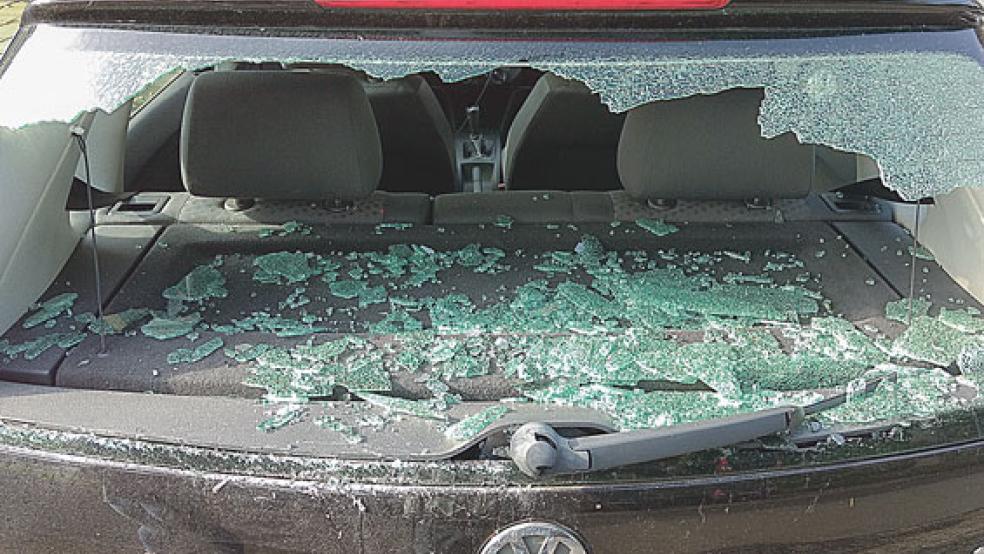 Die Heckscheibe dieses VW Polo wurde von Donnerstag auf Freitag in der Kommerzienrat-Hesse-Straße in Weener zerstört, die Polizei sucht Zeugen. © Foto: Großpietsch