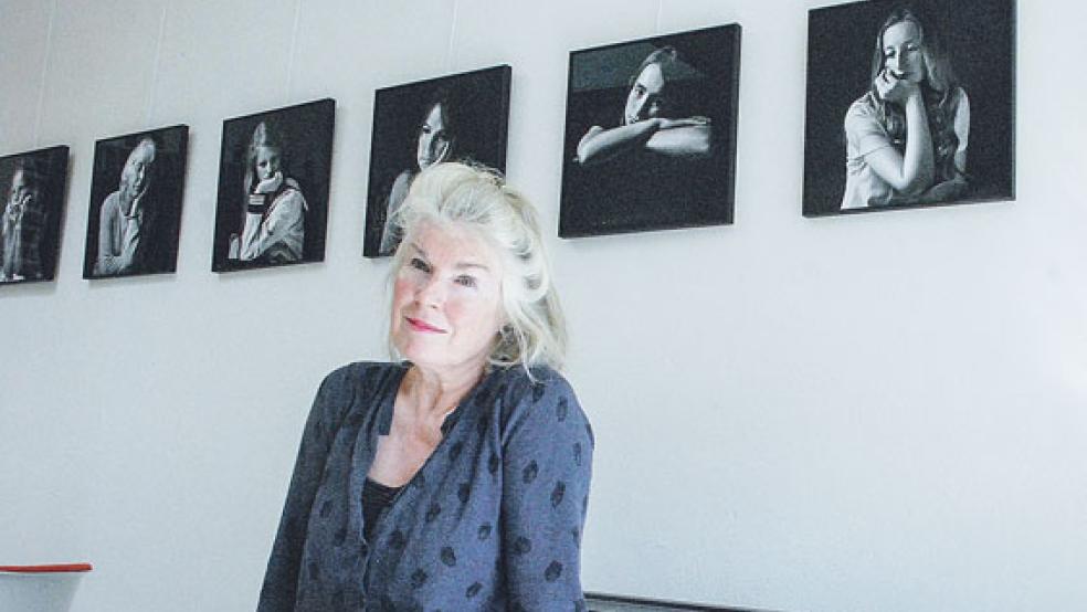 Evelin van Duyl ist mit Fotografien und Skulpturen aus Eschenholz zu Gast in der Mencke-Galerie am Alten Hafen in Weener. © Fotos: Kuper