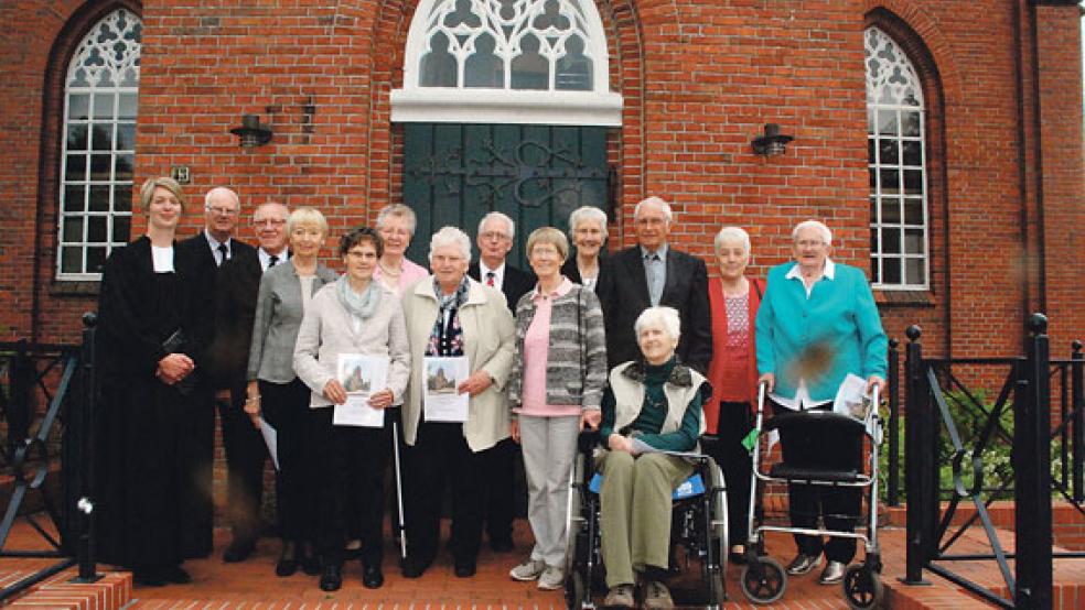 13 Männer und Frauen feierten in Holthusen mit Pastorin Jana Metelerkamp (links) ihr 65. Konfirmationsjubiläum: (von links) Dooks Kuper, Walter Gosseling, Marlis Grothe (geborene Fenske), Erika Gelder (geb. Hoppen), Keti Klaver (geb. Winterboer), Johanne Huisinga (geb. Hoppen), Jan Yzer, Gisela Ferlemann (geb. Tammen), Theda Seemann (geb. Groen), Gerhard Daalmeyer, Engeline Holtkamp (geb. Wilbers), Grietje Boekhoff (geb. Kemper) und Gerda Swart (geb. Schmidt). © Foto: Kuper