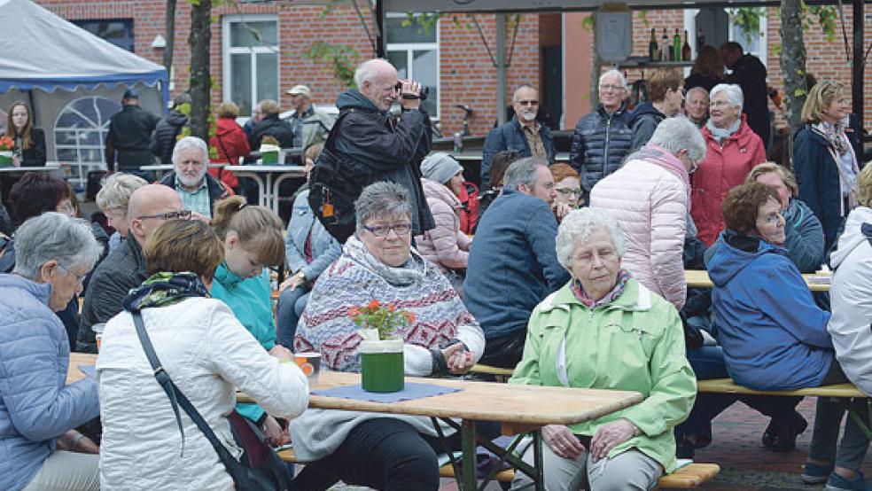 Den ganzen Tag über herrschte Trubel und ein Kommen und Gehen beim Hafenkonzert. © Fotos: Bruins