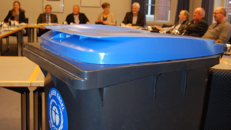 Über den Modellversuch zur Einführung der »Blauen Tonne« - hier ein Exemplar im Abfallwirtschaftsausschuss des Landkreises Leer - werden die beteiligten Haushalte in Kürze in einem Info-Brief aufgeklärt. © Foto: Hoegen