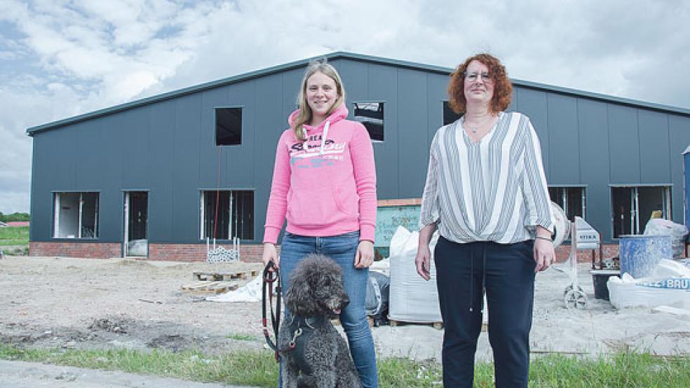 Mit schmiedeeisernen Beschlägen sind Hjördis Jagerman (links) und Yvonne Breeuwer - hier mit Hundedame »Pluk« - ihres Glückes Schmied. Im Gewerbegebiet Bunde-West entsteht die neue Halle ihrer Firma »Good in Style«. © Foto: Hanken