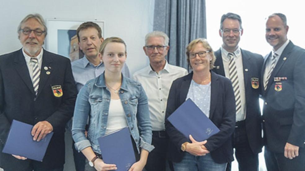 Ferdinand Reit (Landesmeister und Deutscher Vizemeister Staffel), Arend Duis (Deutscher Vizemeister Staffel), Louisa Modder (Landesmeisterin AK 17/18), Hans-Gerd Hülsmann (Bronze im Einzel und Deutscher Vizemeister Staffel), Annegret Peters (Bronze im Einzel Deutsche Meisterschaften Senioren) und Norbert Loger (Deutscher Vizemeister Staffel) wurden von Hendrik Schultz, Bezirksvorsitzender der DLRG, ausgezeichnet (von links). Es fehlen : Ellen Huisinga (Deutsche Meisterin Einzel), Anna-Lena Schulte (Deutsche Vizemeisterin Einzel) und Gerhard Lindt (Deutscher Vizemeister Staffel). © Fotos: privat