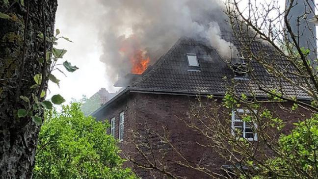 Dachstuhl steht lichterloh in Flammen