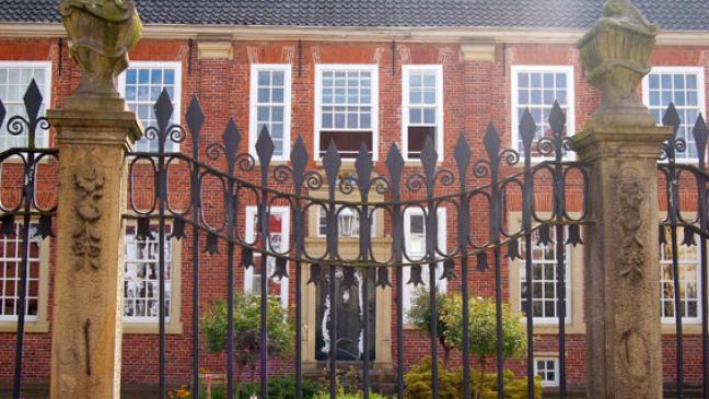 Betrunken mit Rad gegen Streifenwagen