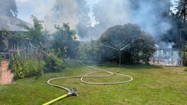 Feuerwehr löscht brennende Hecke