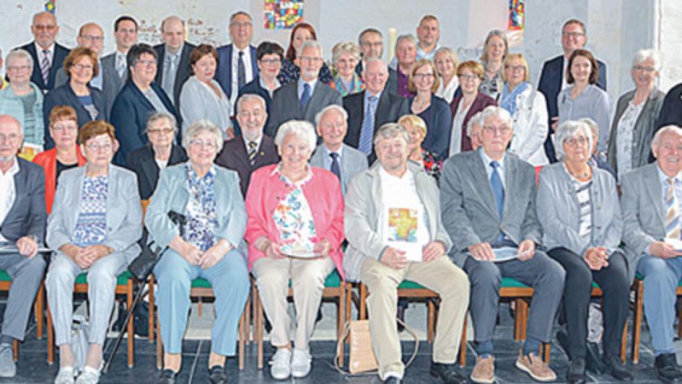 Pastor Armin Siegmund konnte 45 Jubiläumskonfirmanden in der Matthäikirche in Bingum begrüßen. © Foto: Hans Sorge