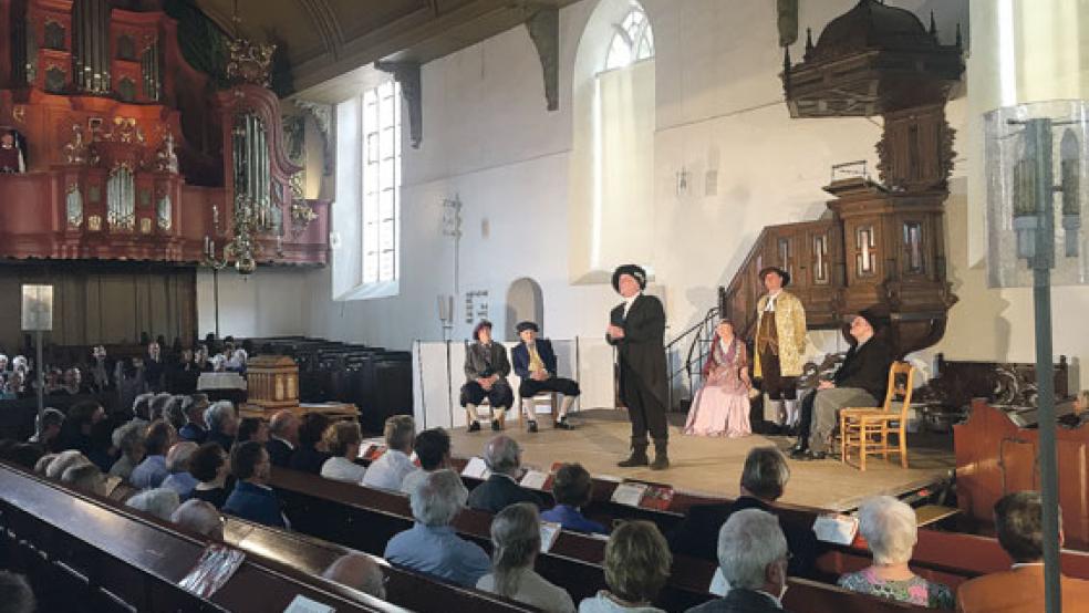 In der reformierten Georgskirche in Weener kam gestern Abend das Musiktheaterstück »Gliek un doch heel anders« zur Aufführung. In die Rolle von Orgelbaumeister Arp Schnitger schlüpfte dabei Andree Uphoff (Mitte). © Foto: Kuper