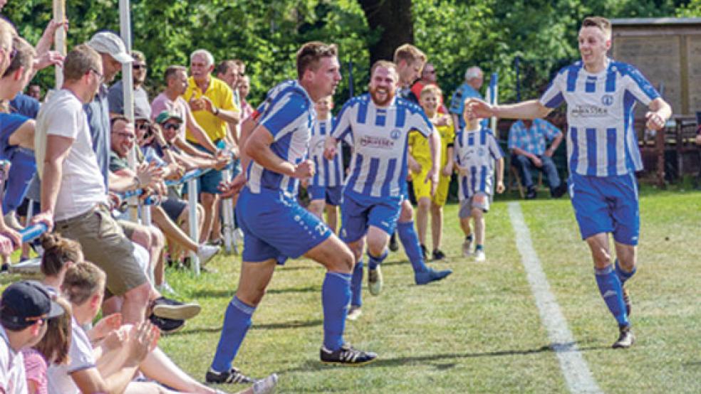 Großer Jubel brach heute in Möhlenwarf nach dem 2:2-Ausgleichstreffer in der Nachspielzeit aus. © Foto: Ostendorp