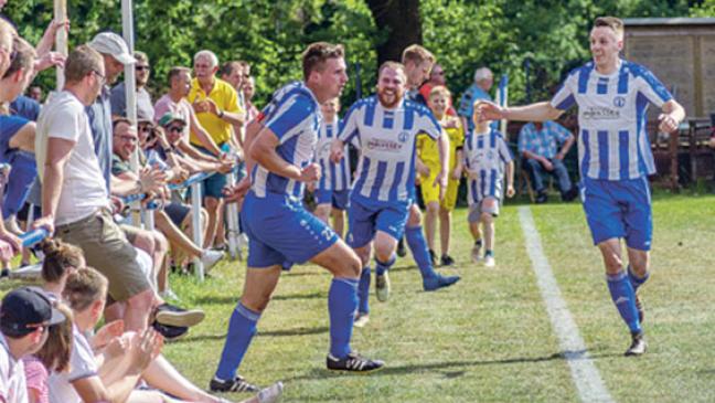 Möhlenwarf jubelt im Elfmeterschießen