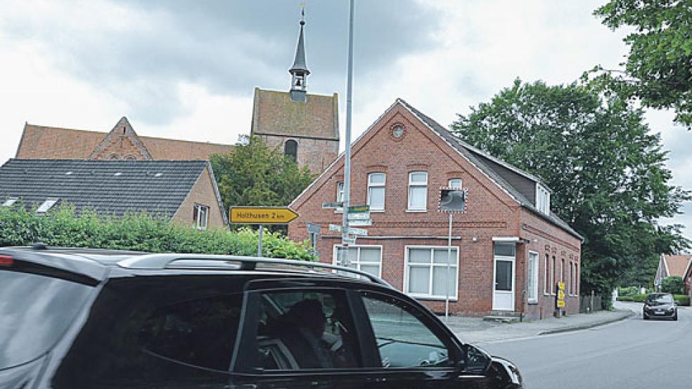 Dieser Kreuzungsbereich an der Hauptstraße in Stapelmoor ist sehr unübersichtlich.  © Foto: Boelmann