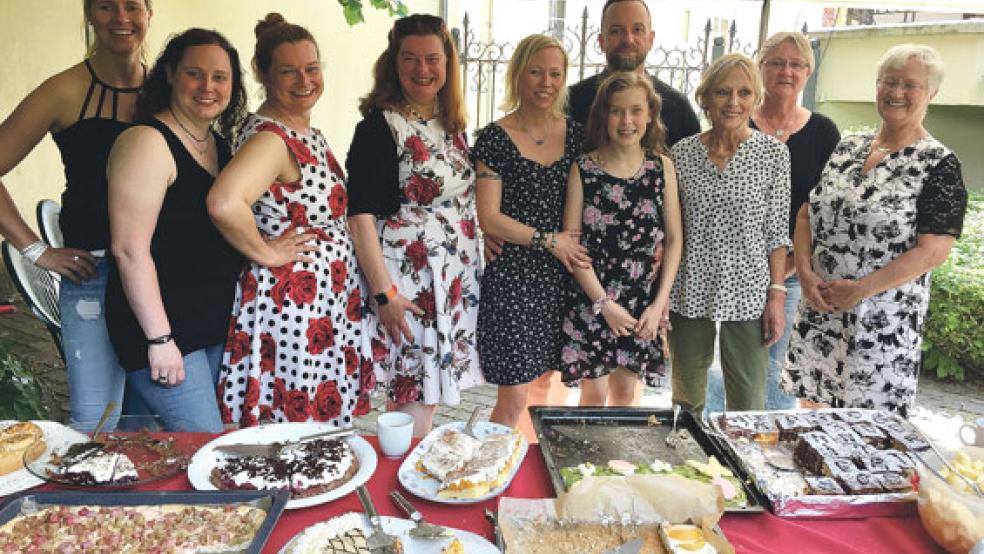 Mehr als 250 Gäste wurden anlässlich des Gartenfestes im kleinen Park des Organeums durch ein engagiertes Team mit neun Frauen und einem Mann mit Torten des Förderkreises und Getränken versorgt.  © Foto: Kuper