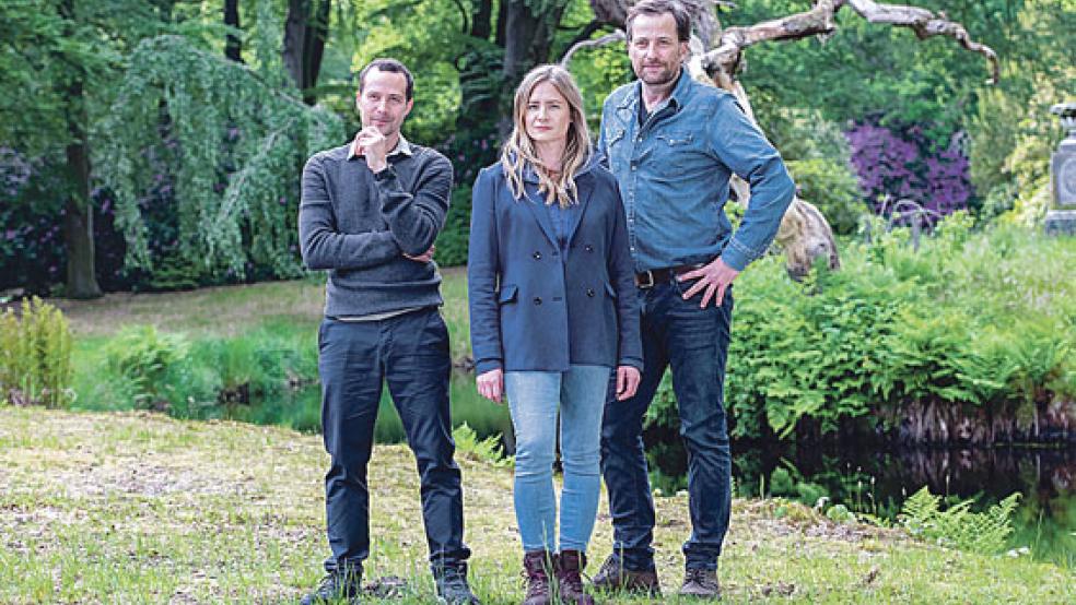 Als Ermittler der Polizei sind Barnaby Metschurat (als Rupert), Julia Jentsch (Ann Kathrin Klaasen) und Christian Erdmann (Frank Weller, von links) zu sehen. © Foto: ZDF/Sandra Hoever