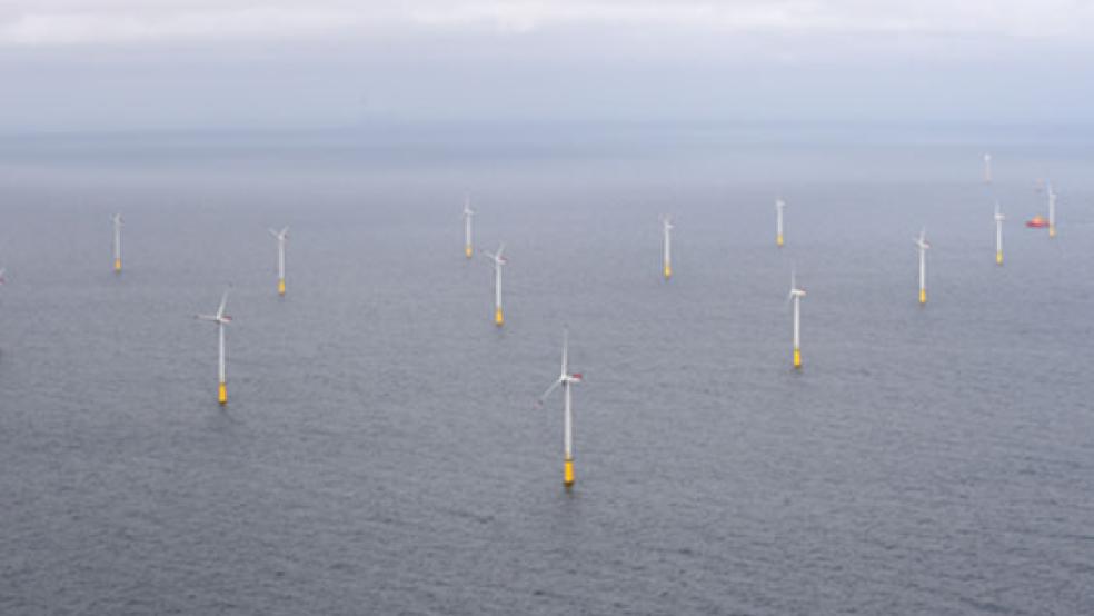 Windräder drehen sich im Offshore-Windpark Borkum Riffgrund 1. Der Offshore-Windpark Borkum Riffgrund 2 in der Nordsee ist offiziell in Betrieb gegangen.  © Foto: dpa