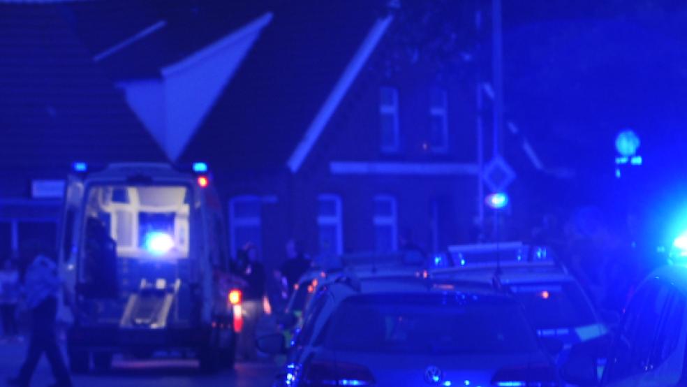 Rettungswagen und Einsatzfahrzeuge der Polizei auf der Poststraße in Weener. Offenbar ist hier ein Streit eskaliert. © Wolters