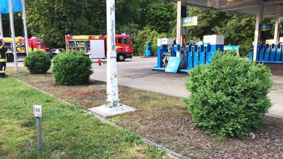 Nach einer Rauchentwicklung auf einer Tankstelle in Heisfelde wurde das Gelände vorsorglich geräumt. © Foto: Kreisfeuerwehr