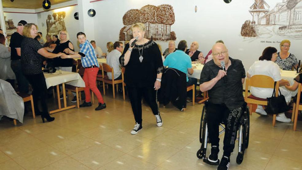 In Aktion: Hanne und Alfred Poelmann bei ihrem Auftritt im Dörphuus. © Foto: Wolters