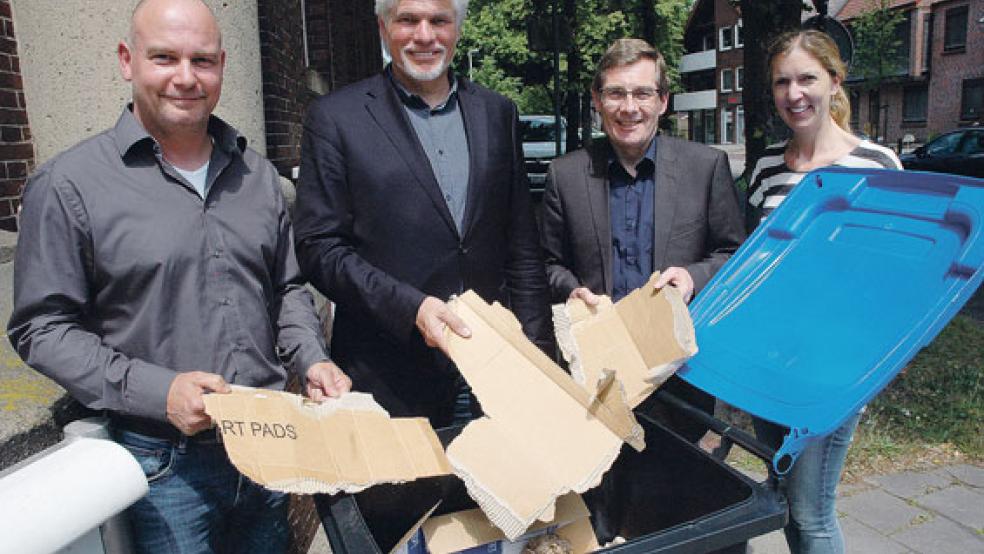 Blau ist nur der Deckel: Arnd Oberfeuer, Klaus Anneken, Hans-Peter Körte und Inga Koppelkamm mit einer Test-Tonne. © Foto: Szyska