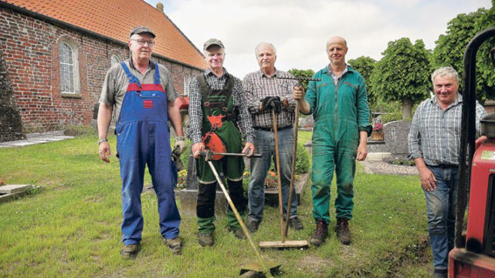 Packten in Critzum bei der Kirche kräftig mit an (von links): Wübbo van Lessen, Arnold Düring, Rudolf Spekker, Hermann Peter Spekker und Johann Zimmermann. © Foto: Wolters