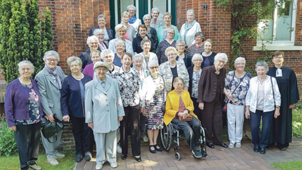 Vor dem Taufgottesdienst stellten sich die Frauen des Gesprächskreises zu einem Erinnerungsfoto zusammen. © Foto: Kraft