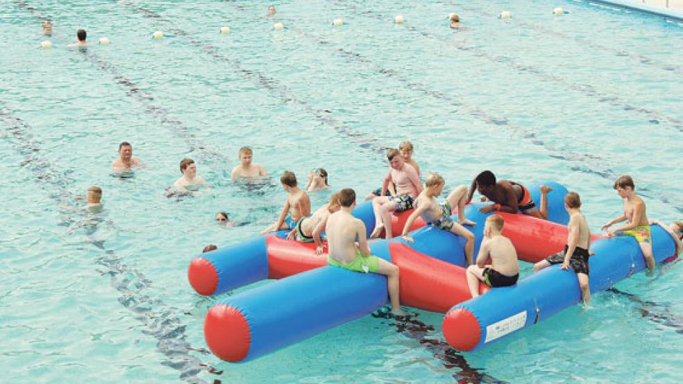 Der gar nicht so »wonnige« Monat Mai lockte relativ wenige Besucher ins Friesenbad, das momentan mehr sommerliche Juni-Wetter lässt den Zuspruch wieder steigen. © Foto: Hoegen