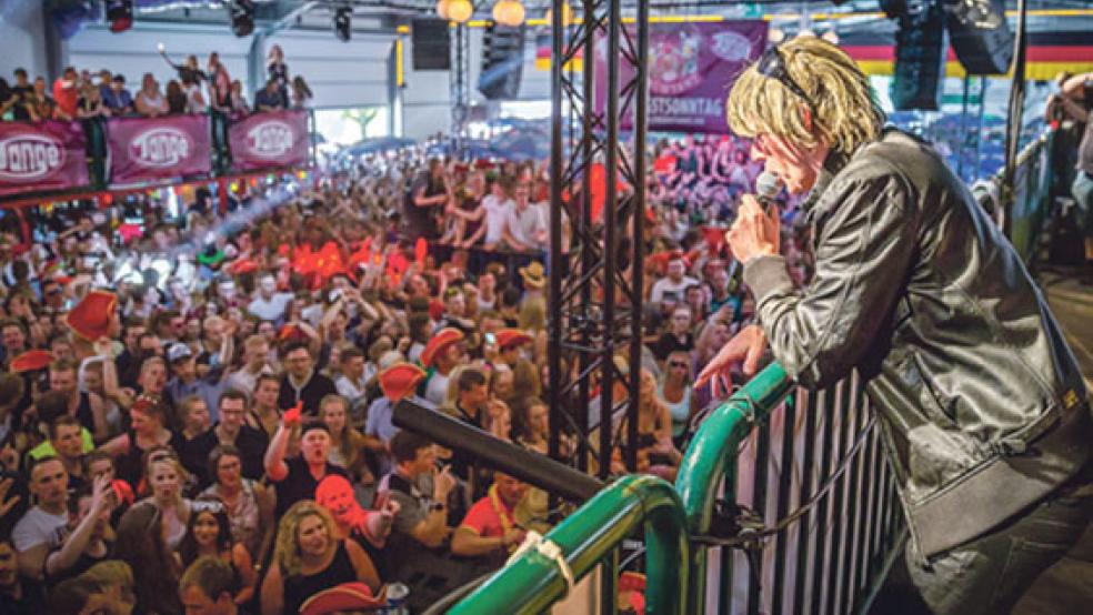 Stammgast in Tange: Mickie Krause heizt dem Partyvolk ein. © Foto: Disco Tange/Timo Münzberg