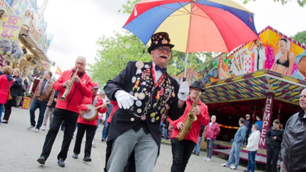 Gehören zum Bunder Pfingstmarkt wie die Füllung in den Berliner: Die »Mill Rose Jazzband« führte den Tross der Ehrengäste an. © Foto: Hanken