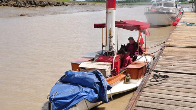 Mini-Dampfer auf Besuch in Bingum