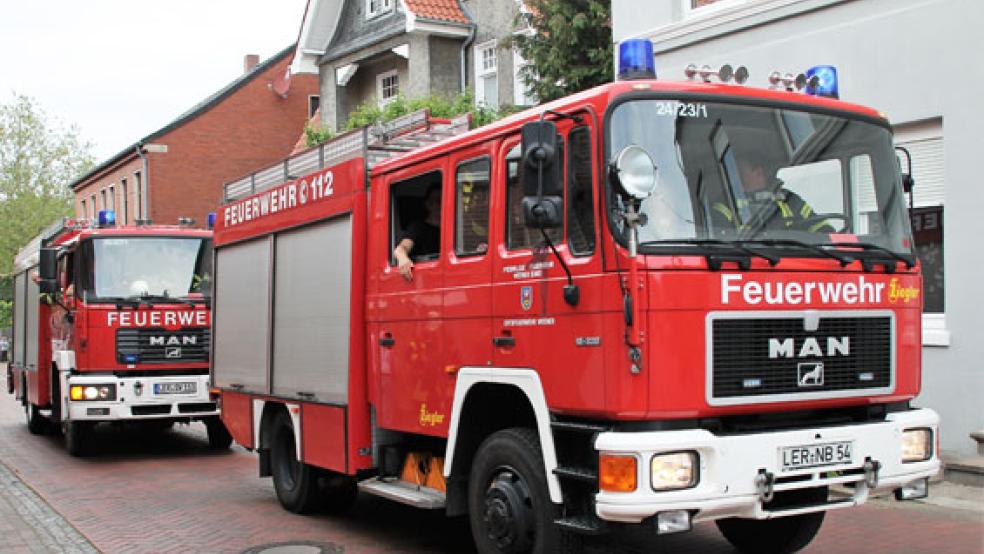Mit dem LF 16 und dem TLF 16 rückten 15 Feuerwehrleute gestern zur Westerstraße aus. © Foto: J. Rand/Feuerwehr