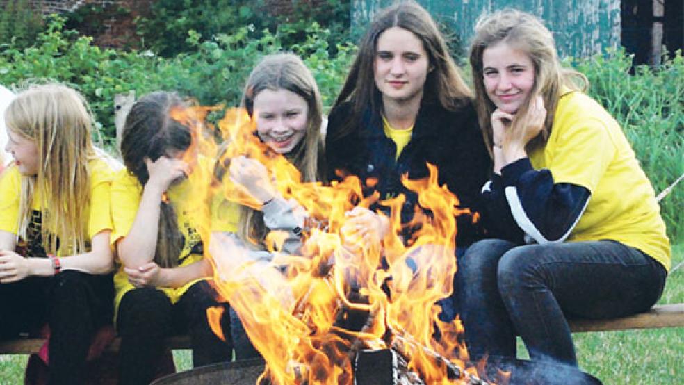 Lagerfeuer mit Musik und Gesang gehören jedes Jahr dazu.  © Fotos: Kuper