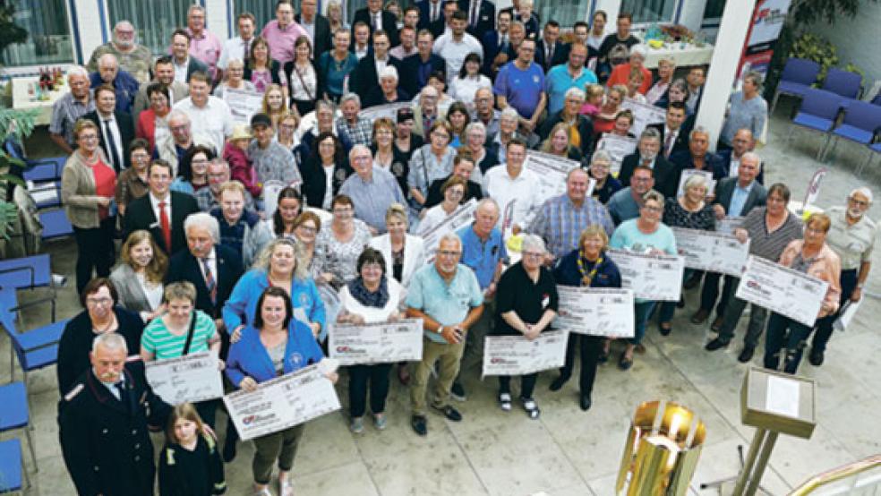 Viel Betrieb im Foyer der Auricher Hauptfiliale der Ostfriesischen Landschaftlichen Brandkasse bei der Scheckübergabe an die Gewinner. © Foto: Jürgens