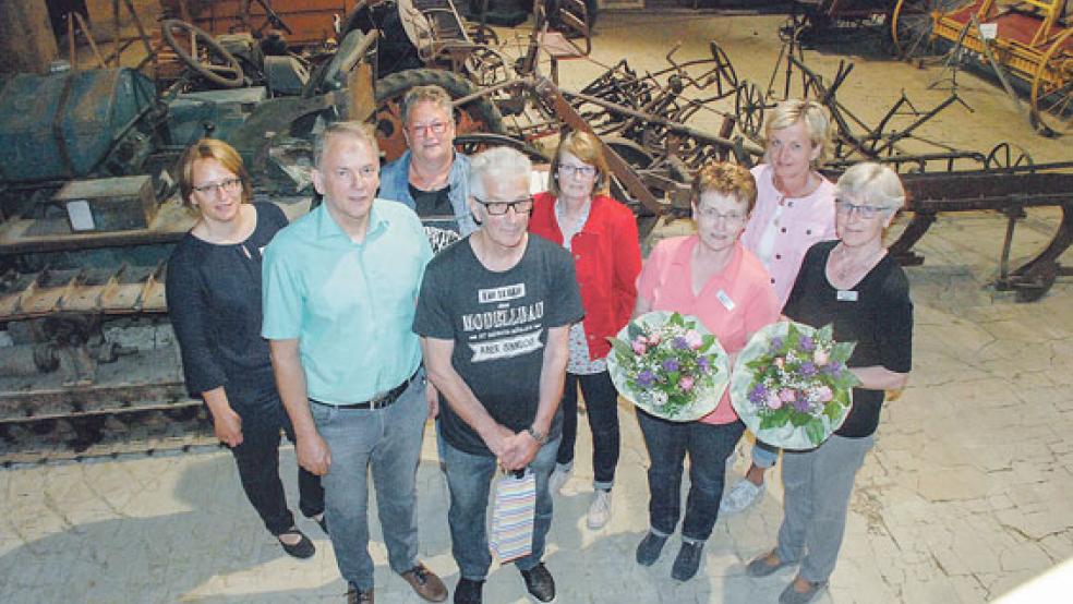 Mit Blumen und Wein dankte Bürgermeister Gerald Sap (vorne links) den Initiatoren der Wiedereröffnung (von links) Dieter Hunken, Christa Smith und Helga van Hoorn für ihre Mühe. Mit auf dem Foto sind (von links) Sandra Brandt (Gemeinde Bunde) sowie die Gäste- und Museumsführerinnen Hanna Klaßen, Geziena Scholtalbers und Martina Dreyer. © Fotos: Kuper