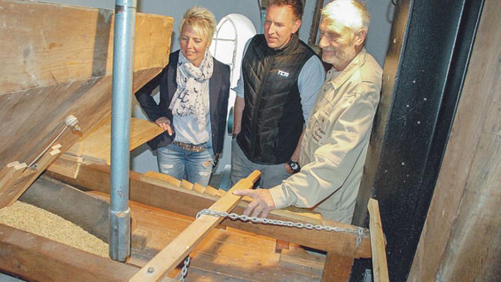 In Ditzum erklärte Freizeitmüller Johann Glazenburg (rechts) den Besuchern Grete Büscher und Franz Heeren aus Marienhafe das Innenleben des Galerieholländers. © Fotos: Kuper