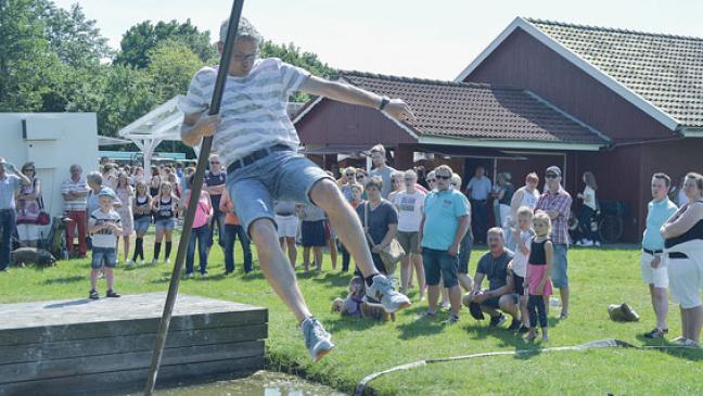 Wieder große  Sprünge über Wassergraben