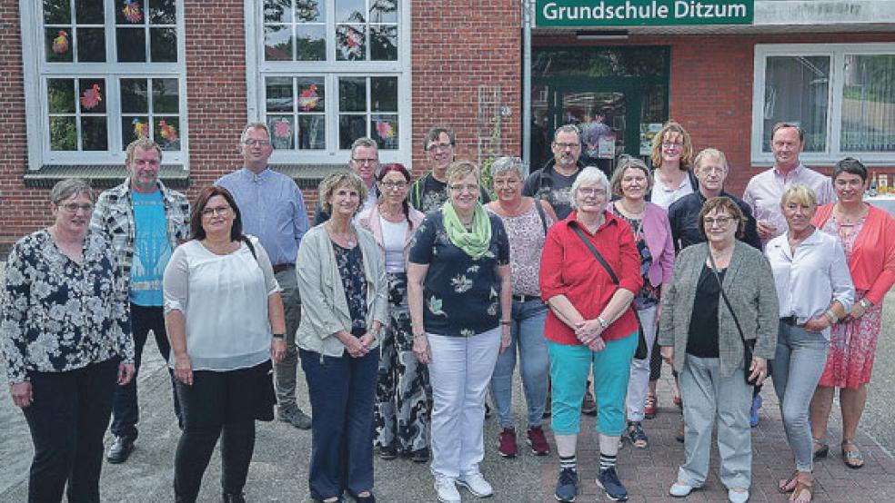 Nach 43 Jahren trafen sich ehemalige Schüler und Schülerinnen in Ditzum zu einem Klassentreffen. Bei einem Rundgang durch die Grundschule kamen viele Erinnerungen wieder auf.  © Foto: Wolters