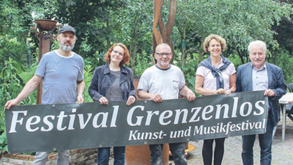 Voller Vorfreude auf das Festival sind der 2. Vorsitzende des Vereins Grenzenlos, Rainer Geerdes, Gemma und Vincent van Leeuwen vom Kunstzentrum Coldam, die Bürgermeisterin von Leer, Beatrix Kuhl, und der Präsident der Ostfriesischen Landschaft, Rico Mecklenburg. © Foto: Berents