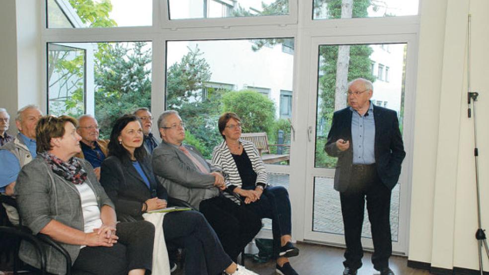 Zu den über 100 Gästen, die Jakobus Baumann (rechts) als Vorsitzender des Krankenhausvereins zu seinem Jubiläumsvortrag begrüßen konnte, gehörten auch (von links) die Landtagsabgeordnete Johanne Modder, Bundestagsabgeordnete Gitta Connemann, Klinikum-Geschäftsführer Holger Glienke und Landtags-Vizepräsidentin Meta Janssen-Kucz. © Fotos: Kuper