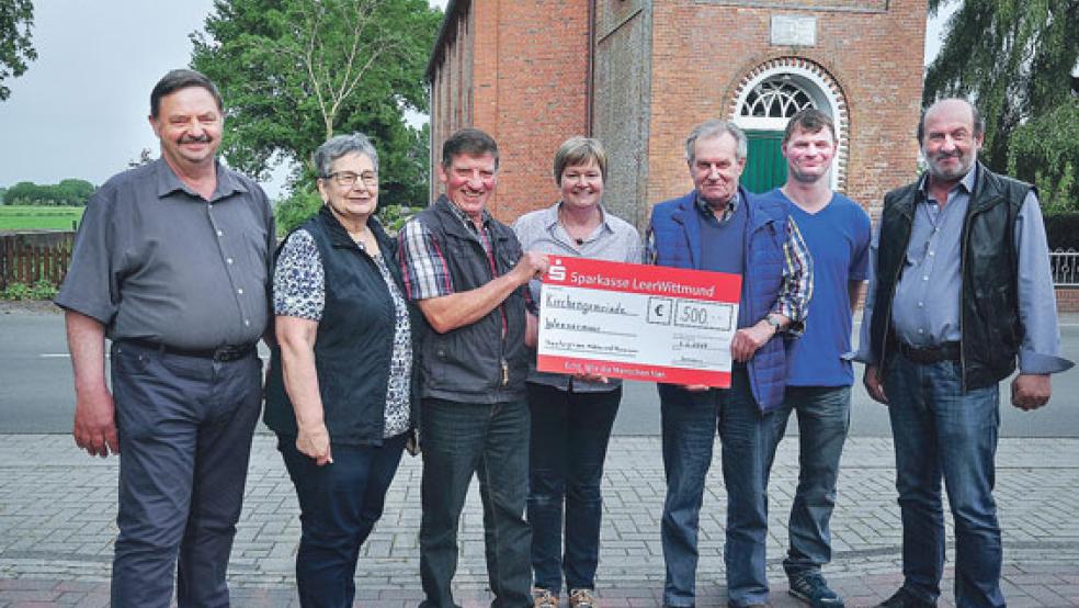 Freuen sich über die Spende in Höhe von 500 Euro (von links): Reinhard Janshen (Kirchengemeinde), Waltraud Dreesmann (Theatergruppe), Dieter Abbas (Kirchengemeinde), Pastorin Anne Ulferts, Roelf Dreesmann, Theo Röhr (beide Theatergruppe) und Heinrich Wolters (Kirchengemeinde). © Foto: Wolters