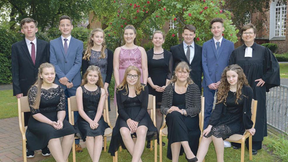 In der evangelisch-reformierten Kirche in Weener sind am Pfingstsonntag zwölf Jugendliche von Pastorin Inka Dohrmann-Westerdijk (stehend, rechts) konfirmiert worden. © Foto: Anke Swart