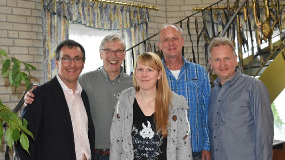 Sie kümmern sich ehrenamtlich um Familien deren Kinder an Krebs erkrankt sind: (von links) Dr. Frank Simon (Schriftführer), Dieter Seemann (stellvertretender Vorsitzender), Mareike Fritzen (Kassenwartin), Folkmar Elsen (stellvertretender Vorsitzender) und Ralph Gebler (Vorsitzender) © Foto: privat