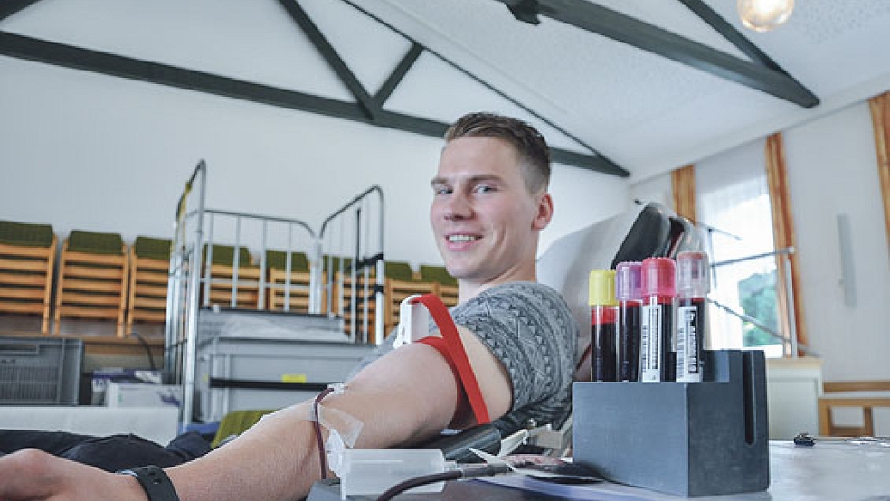Geht regelmäßig zum Blutspenden: Joachim Smid aus Wymeer.  © Fotos: Boelmann
