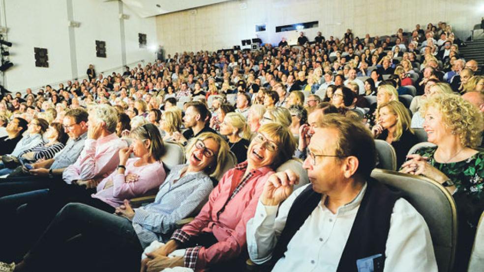 Vorfreude auf den Eröffnungsfilm im Neuen Theater in Emden. Hier sahen 600 Zuschauer das Drama »Rafaël«. © Foto: Hassler