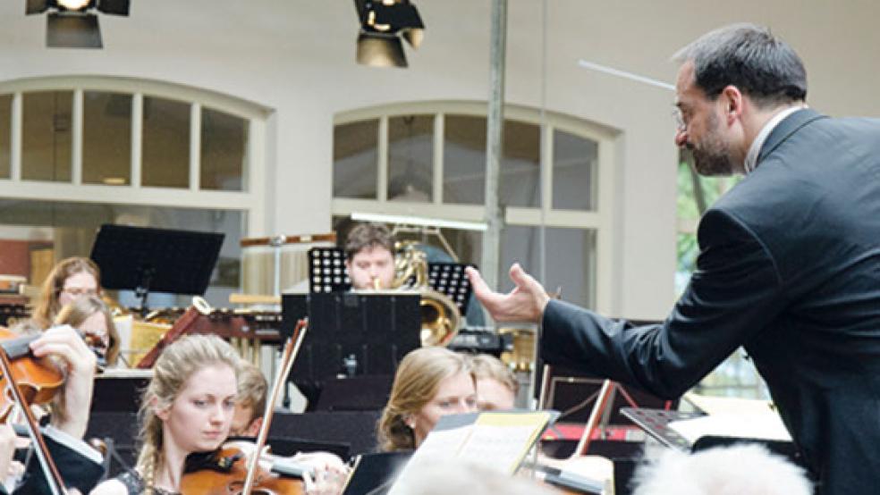 Wieder Höhepunkt und Abschluss der »Gezeitenkonzerte«: Der Auftritt von Matthias Kirschnerei und der »jungen norddeutschen Philharmonie« auf dem Brümmerschen Polderhof in Bunderhee. © Foto: Hanken