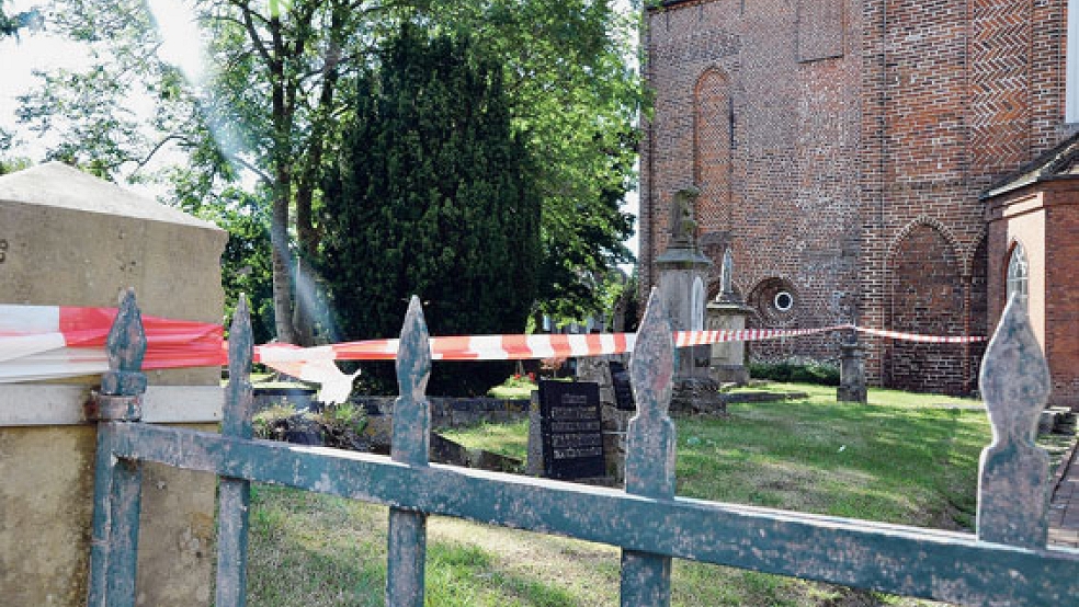 Mit einem rot-weißen Band sind Bereiche des Bunder Friedhofes nach einem Wirbelsturm am Mittwochabend zur Sicherheit abgesperrt worden. © Foto: Boelmann