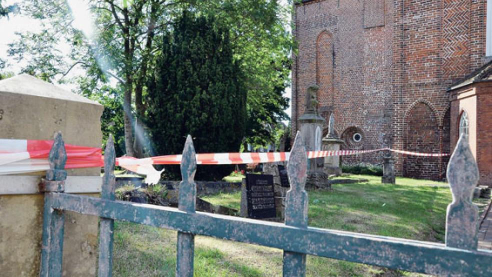 Mit einem rot-weißen Band sind Bereiche des Bunder Friedhofes nach einem Wirbelsturm am Mittwochabend zur Sicherheit abgesperrt worden. © Foto: Boelmann